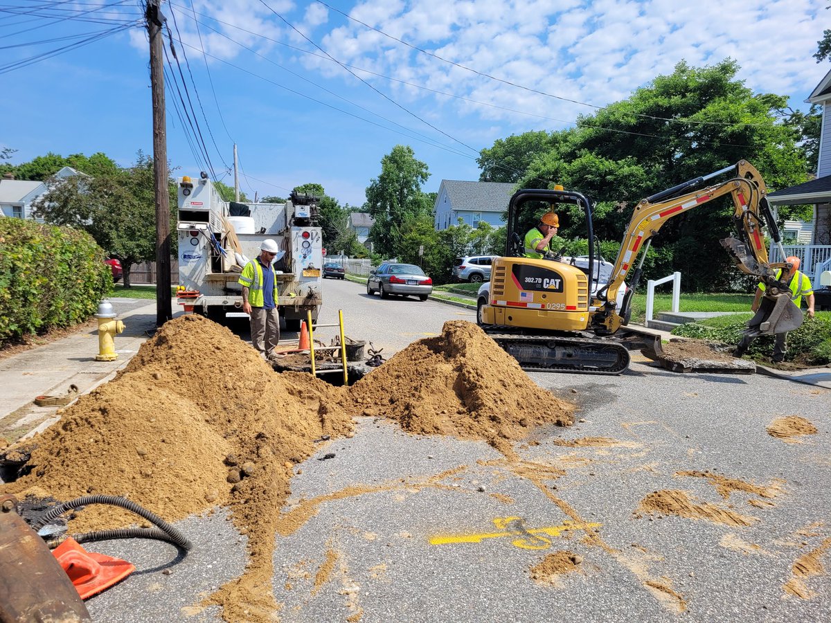 NewYork811_Rep1's tweet photo. On site in #KingsPark with #SuffolkCountyWaterAuthority responding to an emergency water service repair. #ClickorCall811 #CallBeforeYouDig #SafeDigging #NewYork811 https://t.co/CPntD7VU14