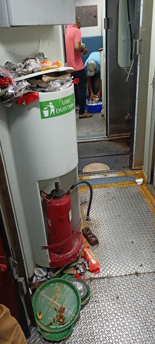 himanshus116's tweet photo. Indian Railways staff forgot to clean the dustbins it seems. Could you please look into this @RailMinIndia @AshwiniVaishnaw

Train Number - 12707 (TPTY - NZM Sampark Kranti) - All 3rd AC coaches

Next scheduled station is Ramagundam https://t.co/qVCmPoLpjo