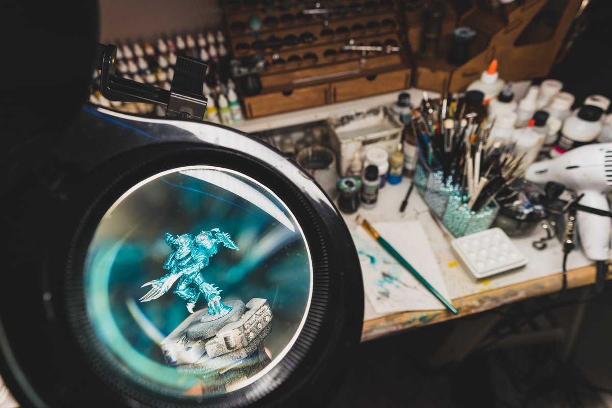 tangibleday's tweet photo. To #magnfiy or not is the question. Sometimes, a bit of optical trickery is all it takes to keep going with the hard bits. 💡 #alphalegion #csm #chaos #chaospacemarines #spacemarines #warhammer #warhammer40k #WarhammerCommunity #wepaintminis #miniaturepainting #gamesworkshop https://t.co/rvvneeghI7