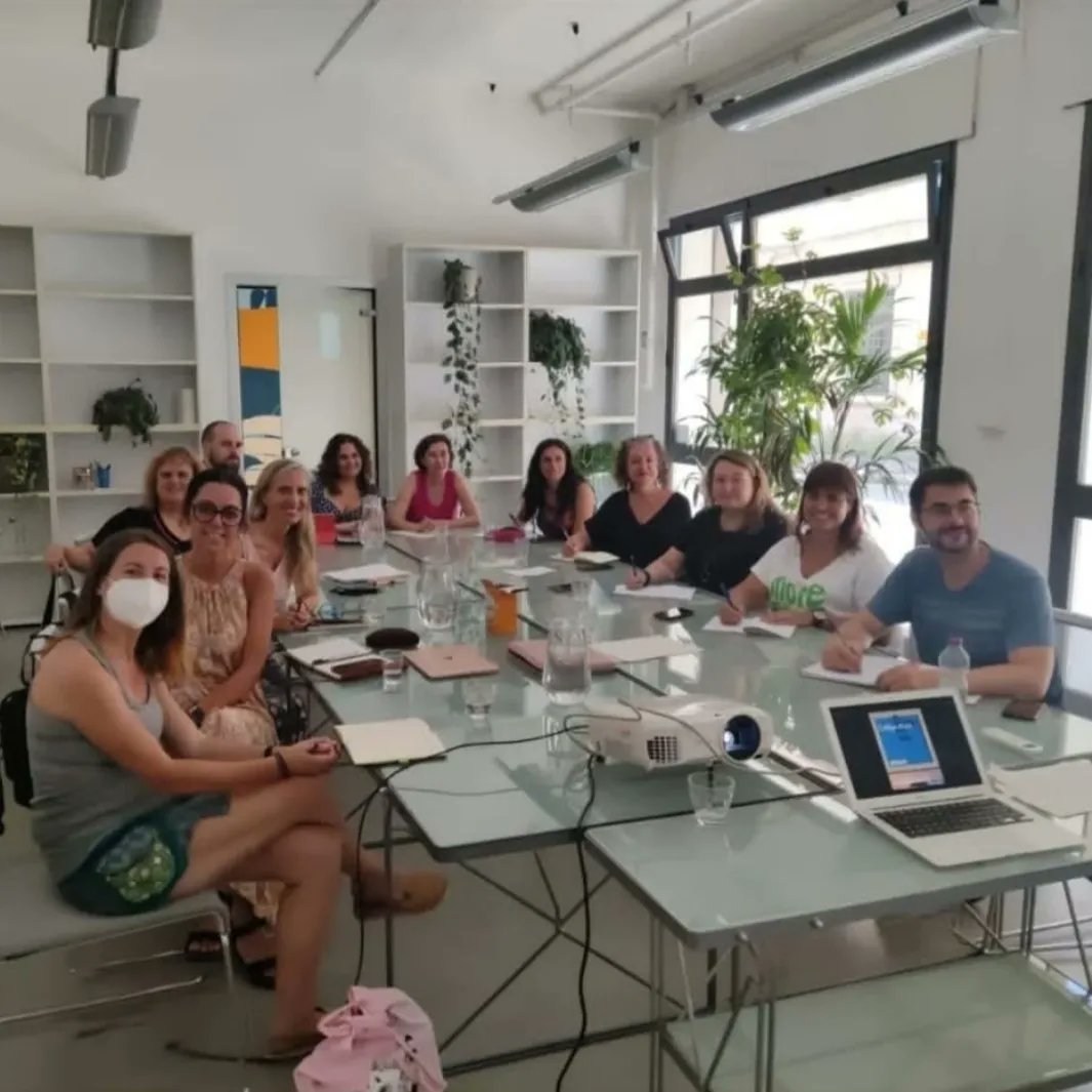 institutmvm's tweet photo. Una professora de l'@institutmvm està ajudant aquests dies a preparar, mitjançant un programa de job shadowing, la mobilitat internacional per alumnes i docents del curs vinent a UNISER Bolonia.  @EUErasmusPlus #Mobility https://t.co/dZ7eFFwerc