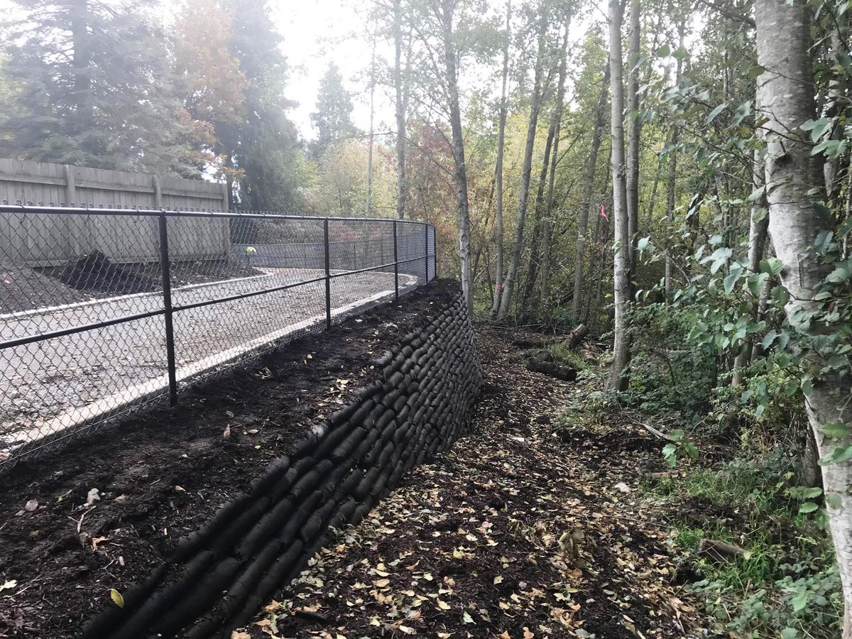 Build straight walls and 90° corners with #FlexMSE, or create more organic lines without impacting the strength/integrity of the system. This walking/bike path is a perfect example of creating adaptive infrastructure while getting #backtonature. Where else can you see Flex MSE?