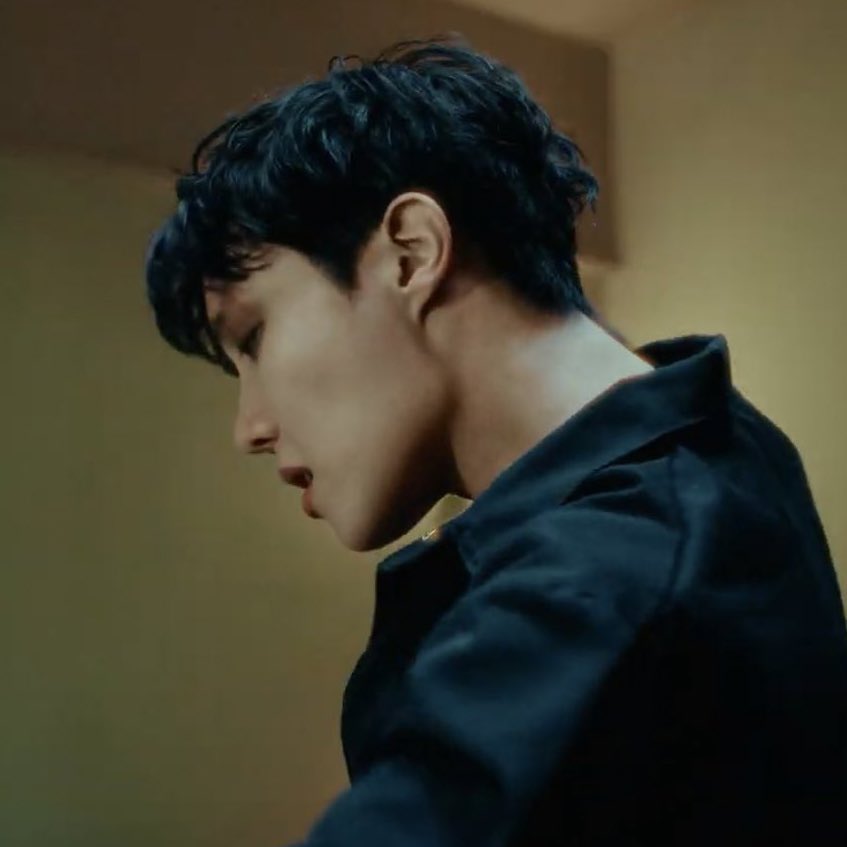 jvnggkuk's tweet photo. that jawline… https://t.co/OnO5yeVNgG