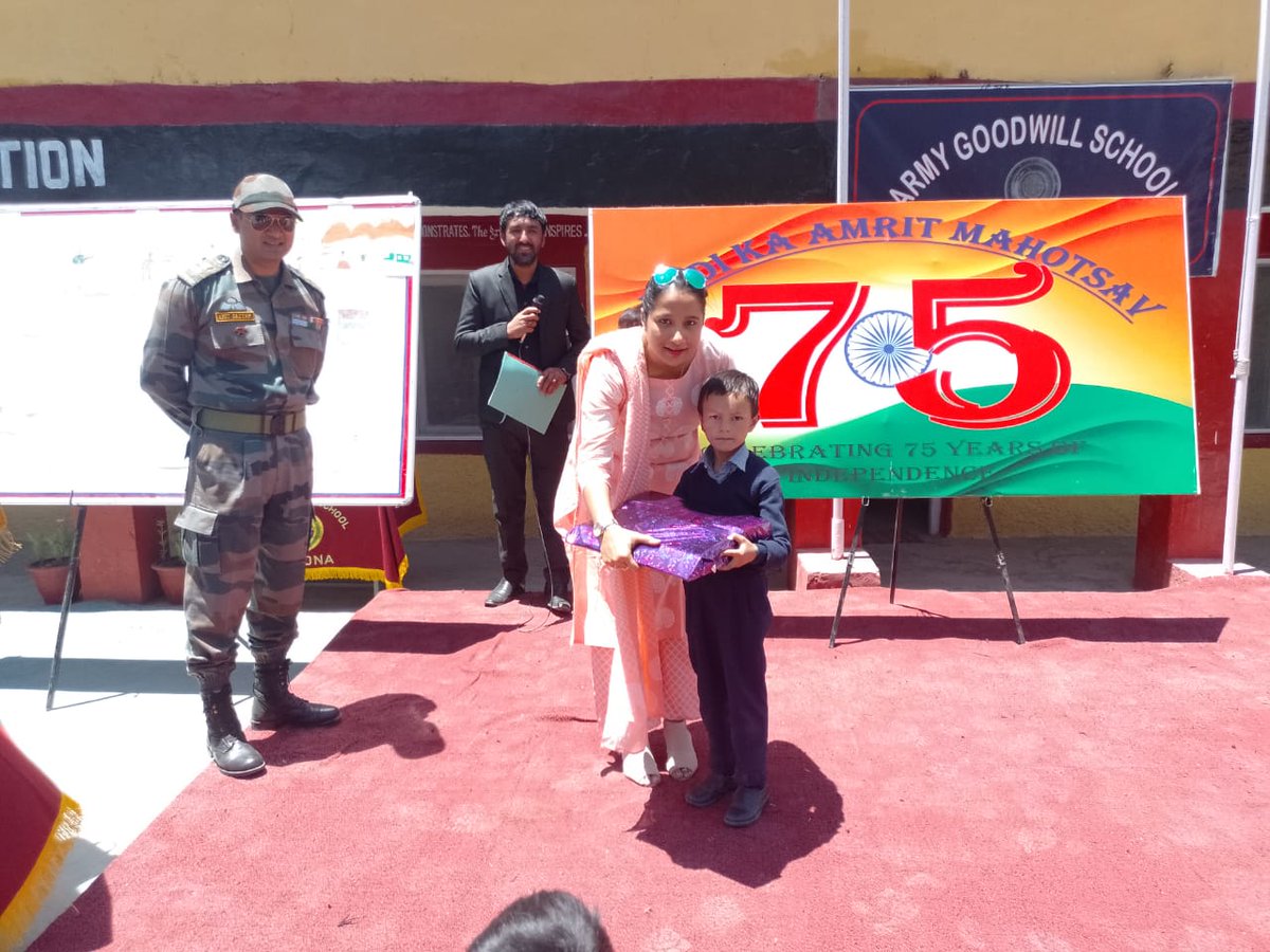 PRODefSrinagar's tweet photo. #ForeverInOperations Division organised painting competition for students of Army Goodwill School #Farona. The students captured nation’s pride & heritage through excellent artworks #KVD2022 #IndianArmyPeoplesArmy #KargilVijayDiwas
@adgpi @NorthernComd_IA @ddnewsladakh https://t.co/DtQIeXBQQR