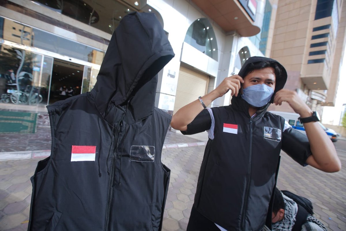 Kemenag_RI's tweet photo. Rompi penurun suhu yang dipersiapkan bagi jemaah haji yang mengalami heat stroke atau petugas yang berkeliing saat di Armuzna. https://t.co/r8JlLpanx2