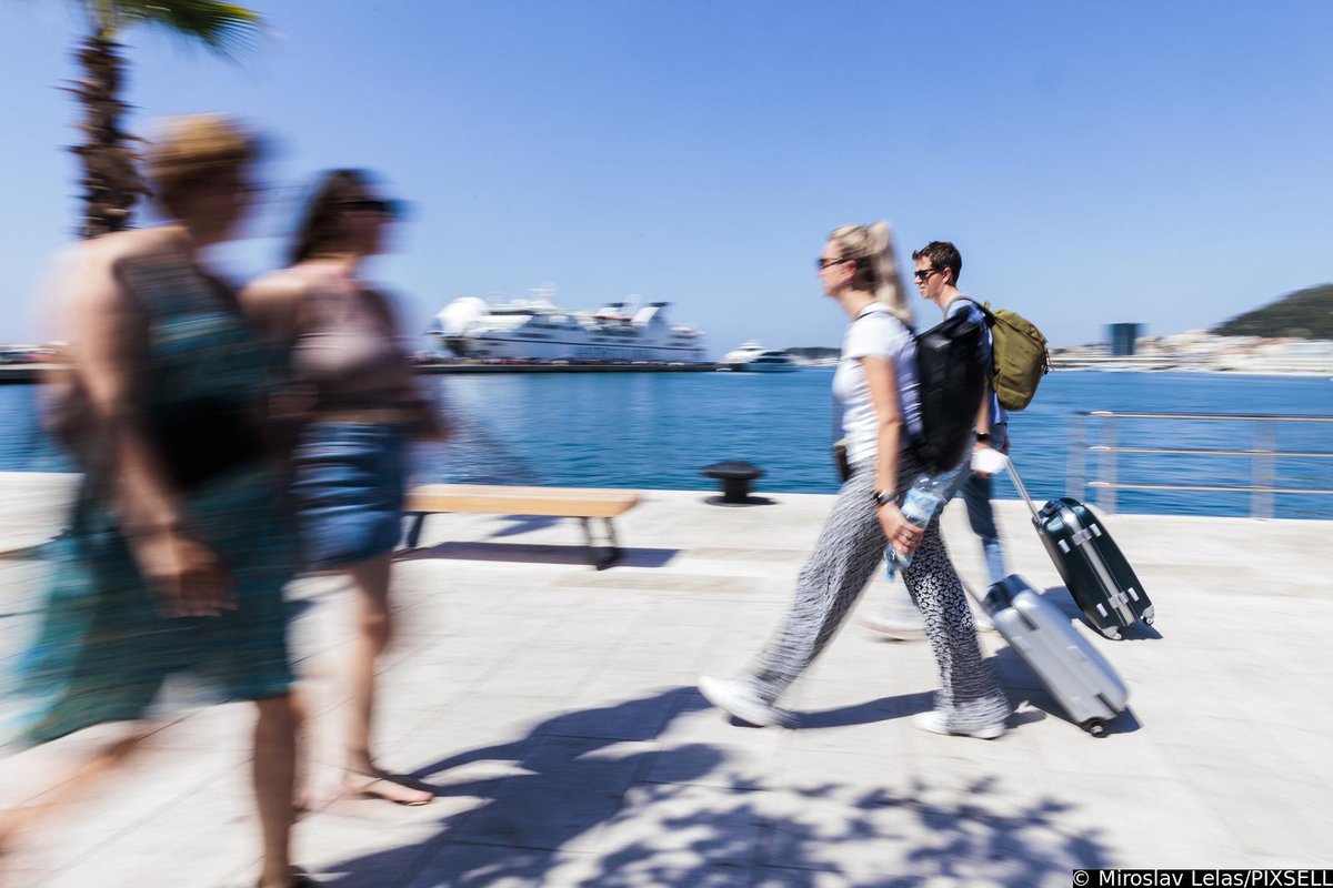 PIXSELL's tweet photo. Pojačan promet kofera na splitskoj rivi.
📸 Miroslav Lelas/PIXSELL
#travel #croatia #split #caosvima #putovanje #sezona #koferi #prtljaga #dalmatia #adriaticsea https://t.co/EK425l7nql