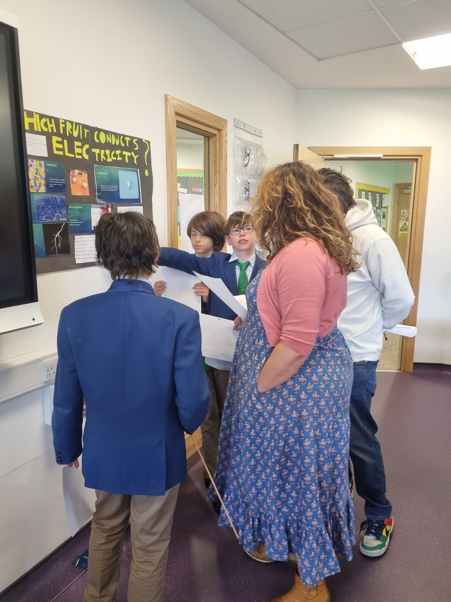 KewHouseScience's tweet photo. Science fair happening live at #KewHouseSchool #KewHouseScience https://t.co/YnxL5gAFRH