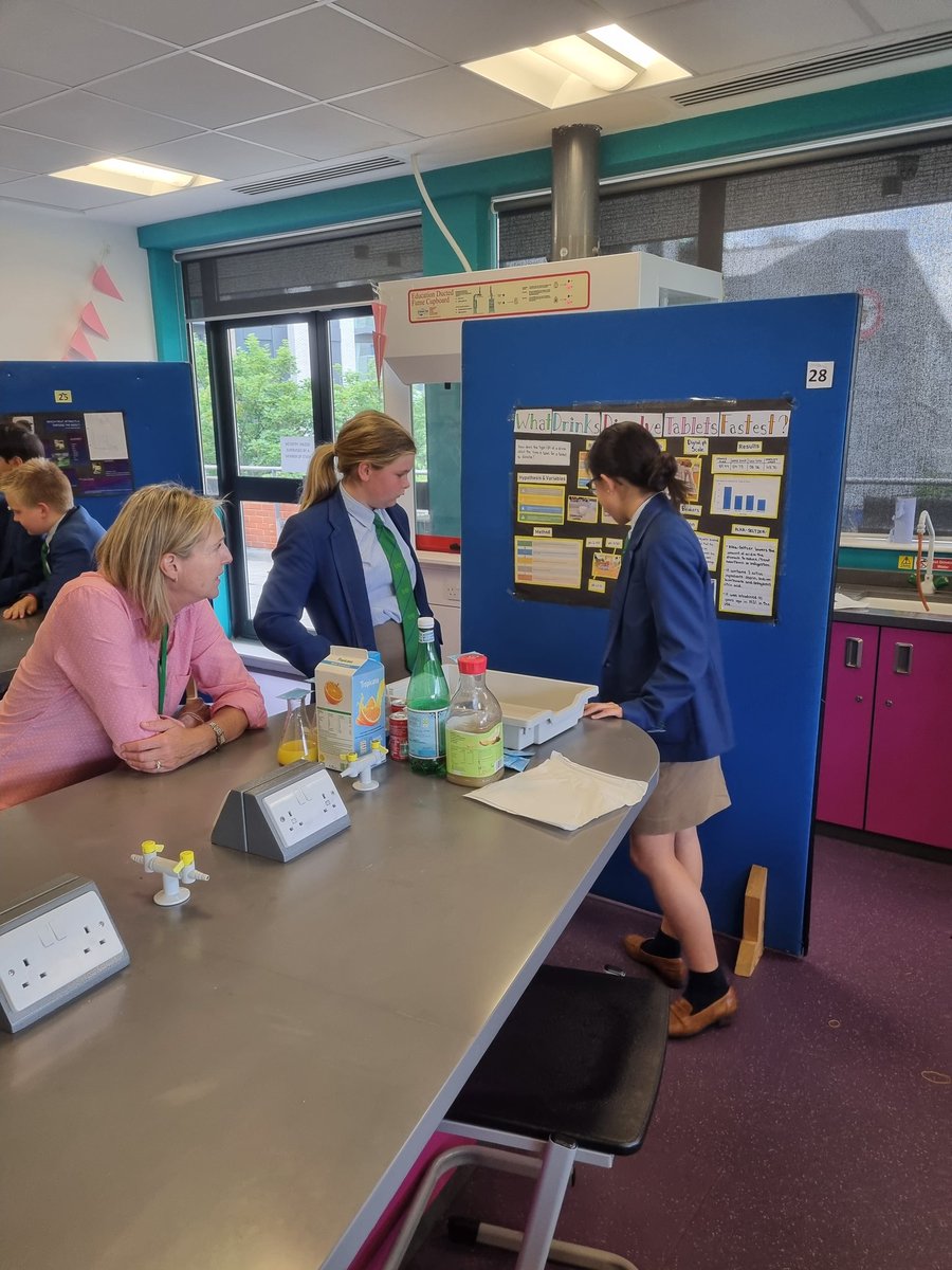 KewHouseScience's tweet photo. Science fair happening live at #KewHouseSchool #KewHouseScience https://t.co/YnxL5gAFRH