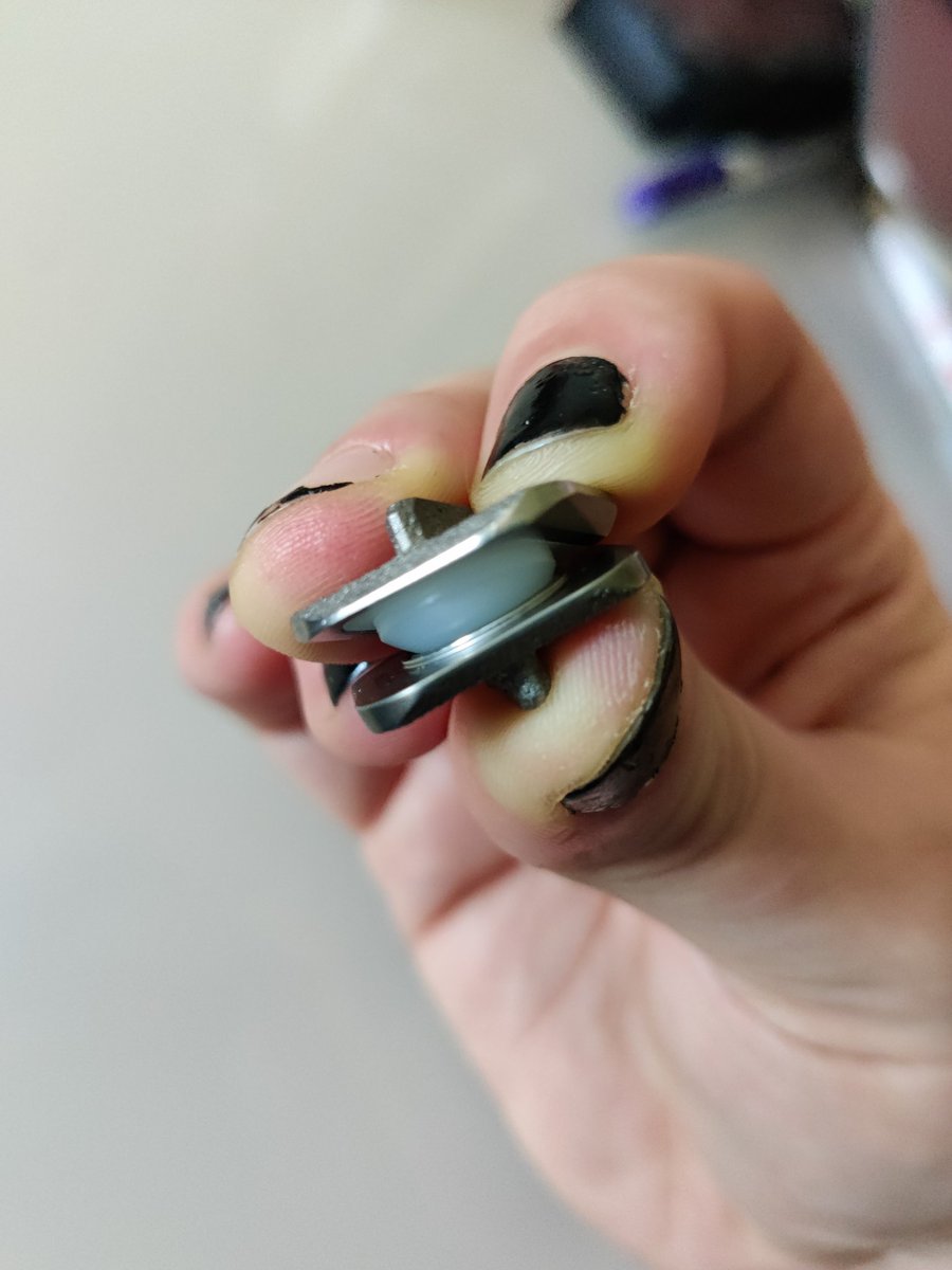 taylordonaghy's tweet photo. @StephaliciousD @BILLadelphia1 Yep! Titanium with a PEEK plastic inlay. It pivots on a plastic ball like this https://t.co/e6Cv3Y8b82