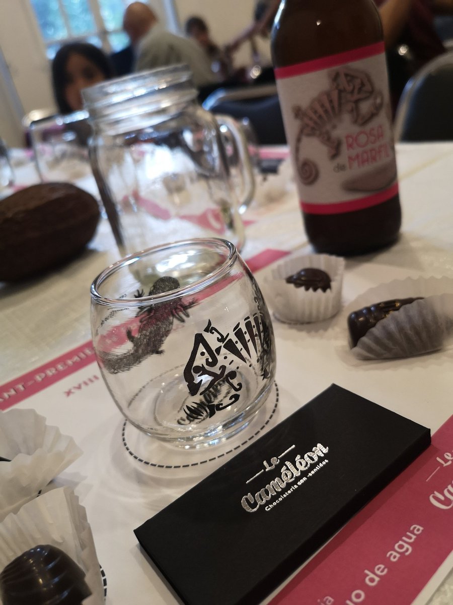 SmitzChristophe's tweet photo. Chocolate mexicano, maestra belga y lo mejor de ambos en una cerveza mexicana. Bravo Sophie y Monstruo de Agua. #chocolatemexicano #lecameleon #belgium #Mexico https://t.co/IcIZKU6tV1
