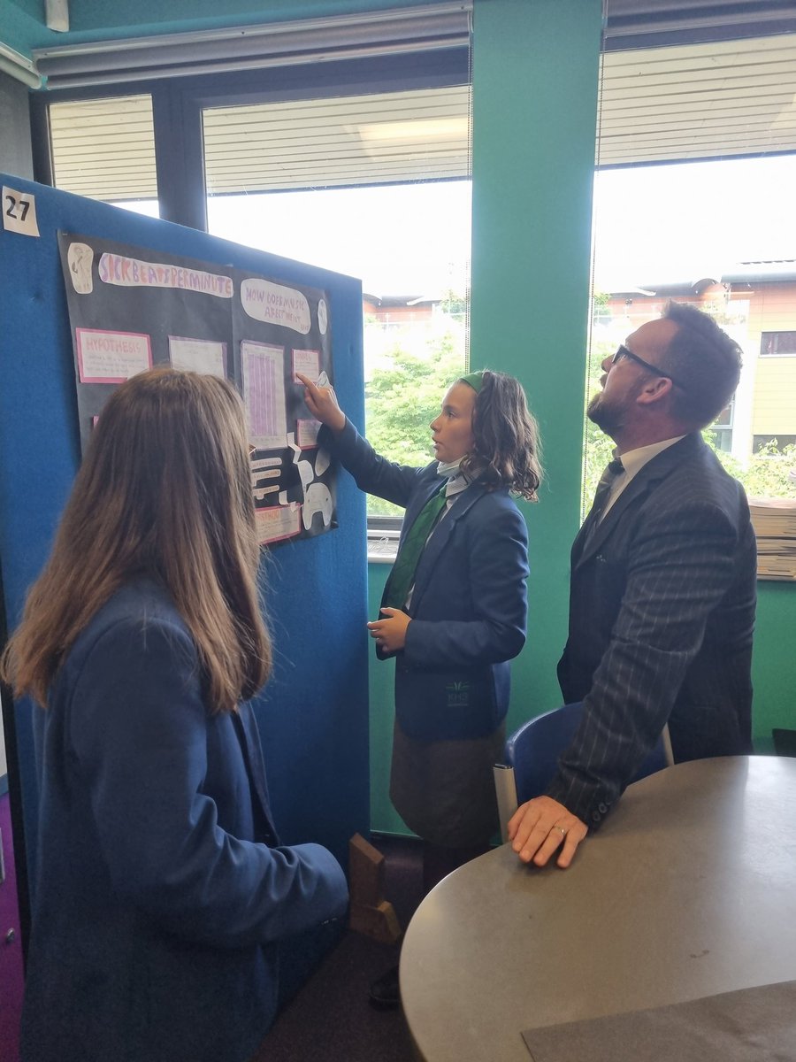 KewHouseScience's tweet photo. Science fair happening live at #KewHouseSchool #KewHouseScience https://t.co/YnxL5gAFRH