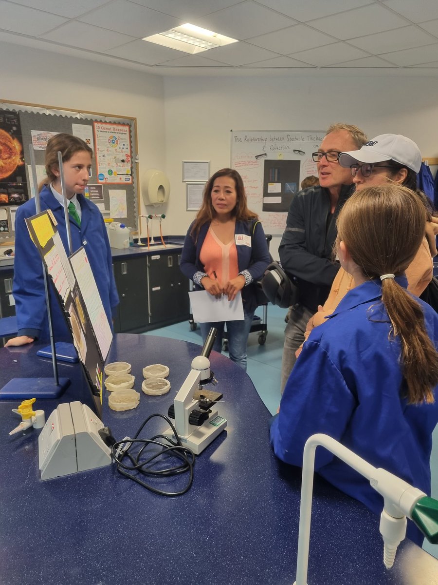 KewHouseScience's tweet photo. Science fair happening live at #KewHouseSchool #KewHouseScience https://t.co/YnxL5gAFRH