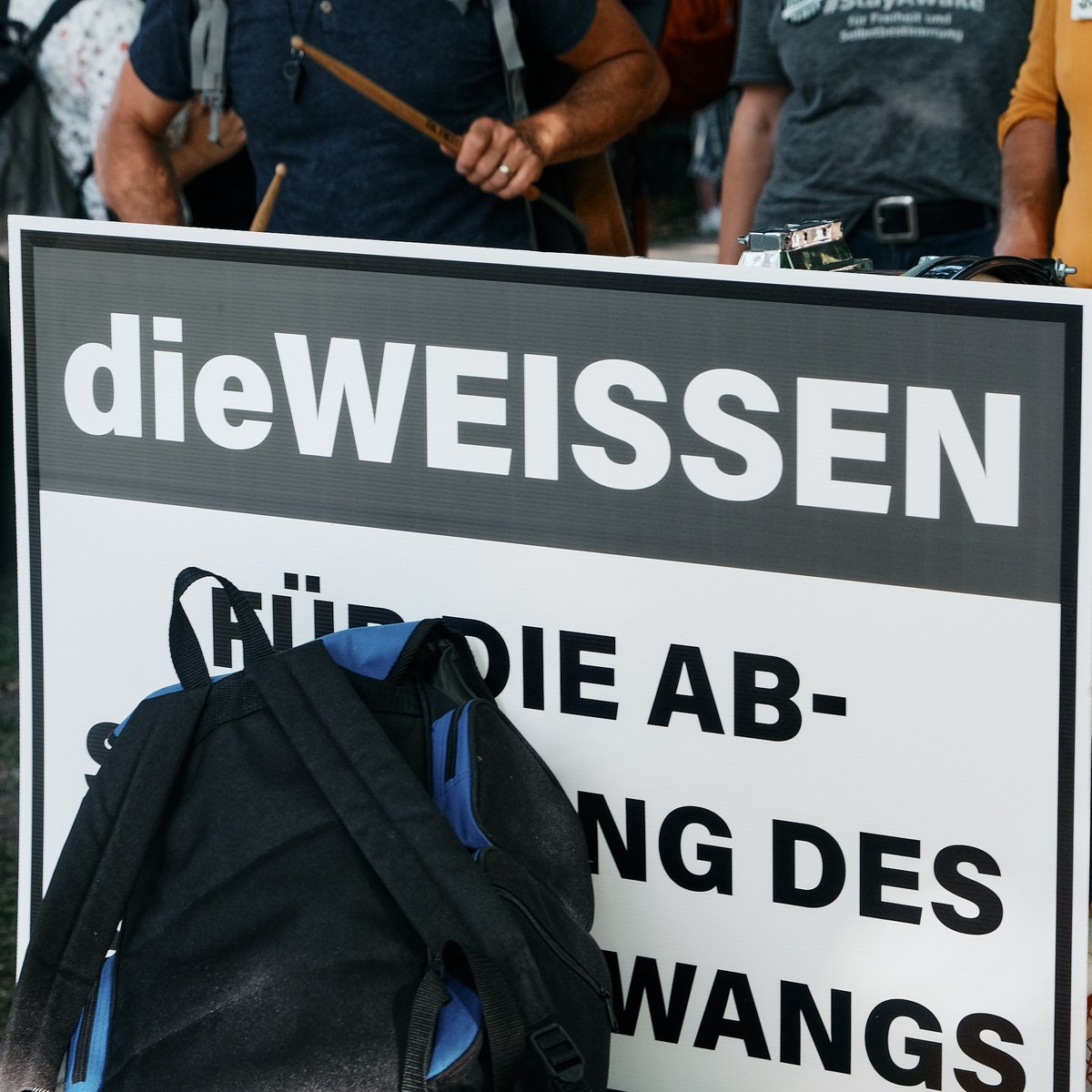 trutzonline's tweet photo. +++ Frankfurt 25.06.2022 +++
Die zwei größten Probleme unserer Zeit: "Versklavung" und "Kommunismus" 🙄. Meine Vermutung ist, dass es den Demo Teilnehmer ("Marsch der Millionen II" in Frankfurt) selber nicht klar ist worum es ihnen geht.
#ffm2506 https://t.co/ROFb8pXdTi