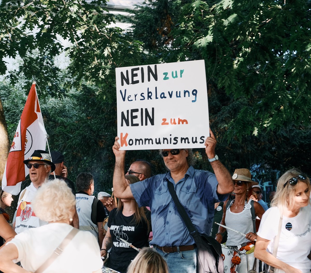 trutzonline's tweet photo. +++ Frankfurt 25.06.2022 +++
Die zwei größten Probleme unserer Zeit: "Versklavung" und "Kommunismus" 🙄. Meine Vermutung ist, dass es den Demo Teilnehmer ("Marsch der Millionen II" in Frankfurt) selber nicht klar ist worum es ihnen geht.
#ffm2506 https://t.co/ROFb8pXdTi
