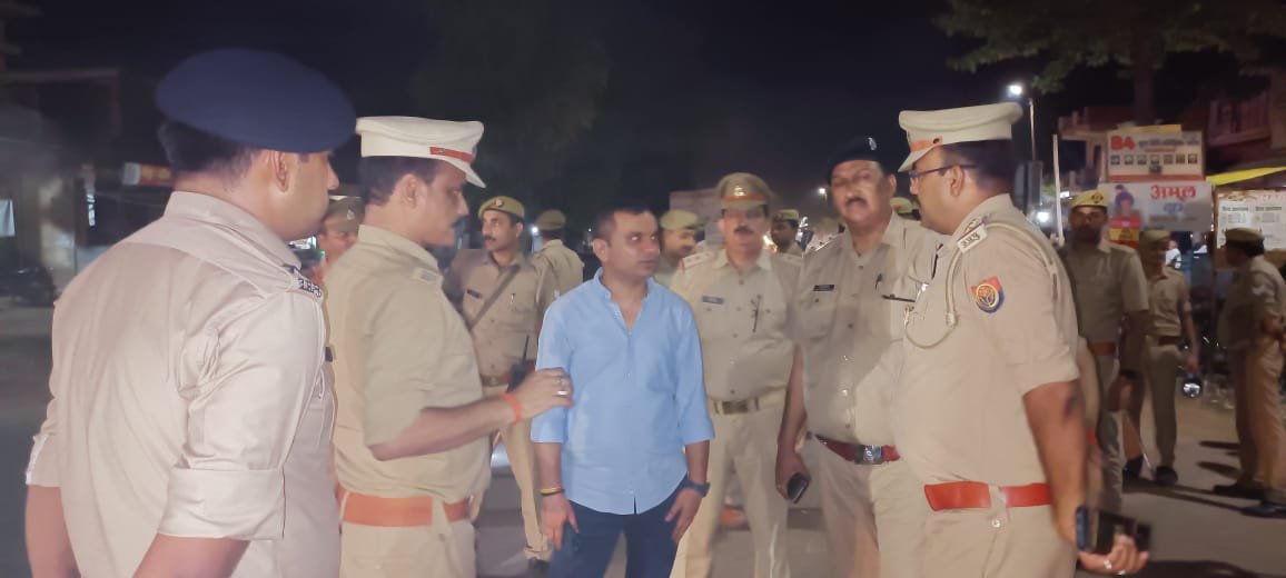 पुलिस अधीक्षक, प्रतापगढ़ <a href="/satpal_IPS/">Satpal Antil IPS</a> के द्वारा थानाक्षेत्र मानिकपुर में कानून-व्यवस्था के दृष्टिगत पैदल गश्त किया गया, साथ ही ड्यूटी प्वाइन्ट्स पर तैनात पुलिस कर्मियों को आवश्यक निर्देश दिये गये ।