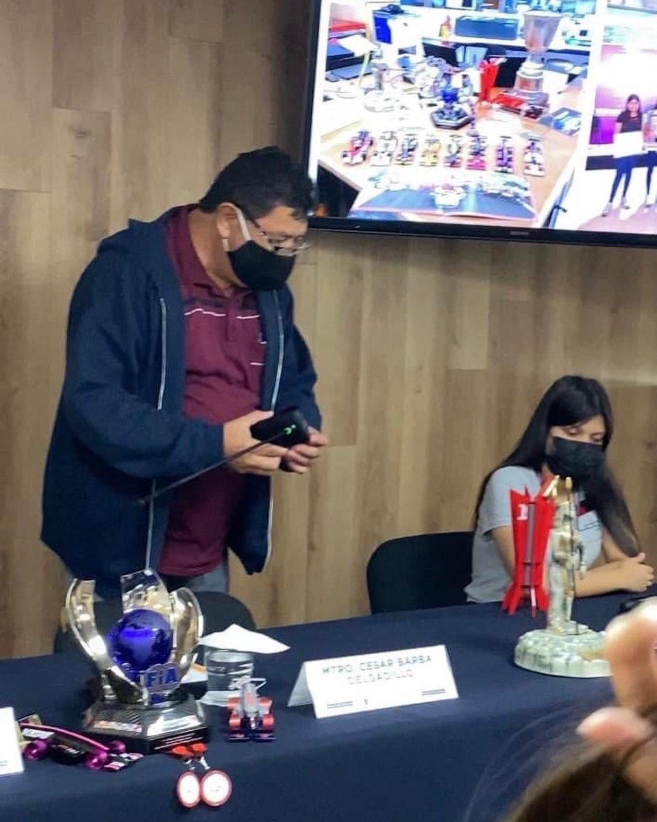 #Racers aqui el #Detrasdecamaras de nuestra rueda de prensa realizada por Prensa UdeG !La Universidad de Guadalajara ruge en todo el mundo!🦁🇬🇧

#Todossomostonaltech #UDG #SEMS #F1SWF #OrgulloUdeG #F1inschools  #Tonaltech