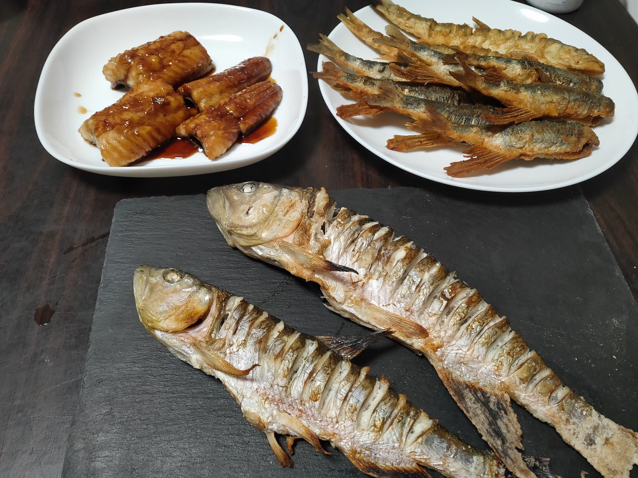 けんご 闘魚庵 今日の夕飯は昨日採集してきた魚を頂くことに メニューは ハスの塩焼き ハスの素揚げ オイカワの素揚げ マナマズの蒲焼 淡水魚ってちょっと身構えてしまうんだけど普通に美味しくいただけました T Co Vthku8raof Twitter