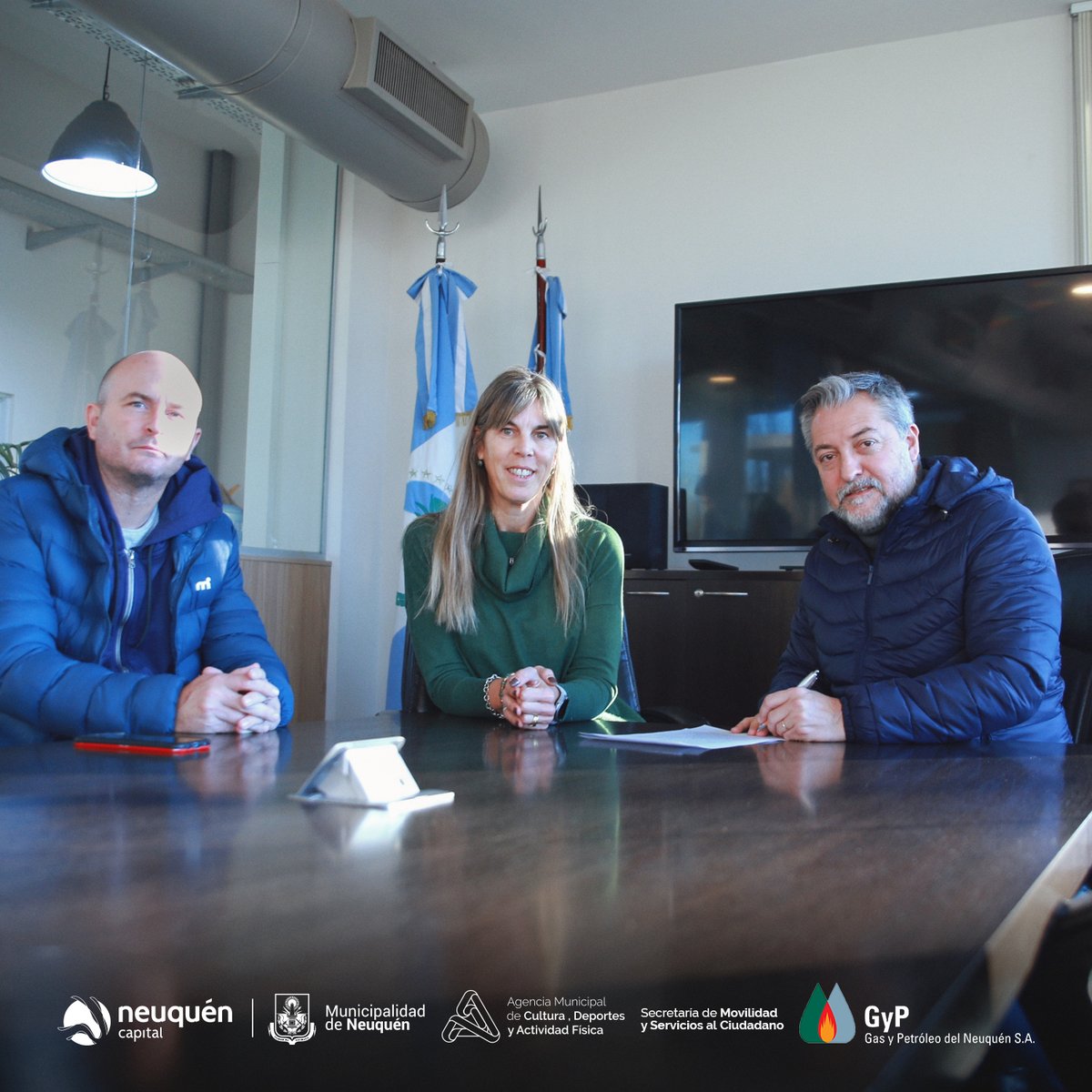 SecVinculacion's tweet photo. 👉En el marco de acuerdos de cooperación que impulsa la Agencia Municipal de Cultura, Deportes y Act. Física, se firmó con la empresa Gas y Petróleo @gypdenqn del Neuquén la entrega de 3 módulos completos de plaza saludable. https://t.co/ijnqhOJ2kN
