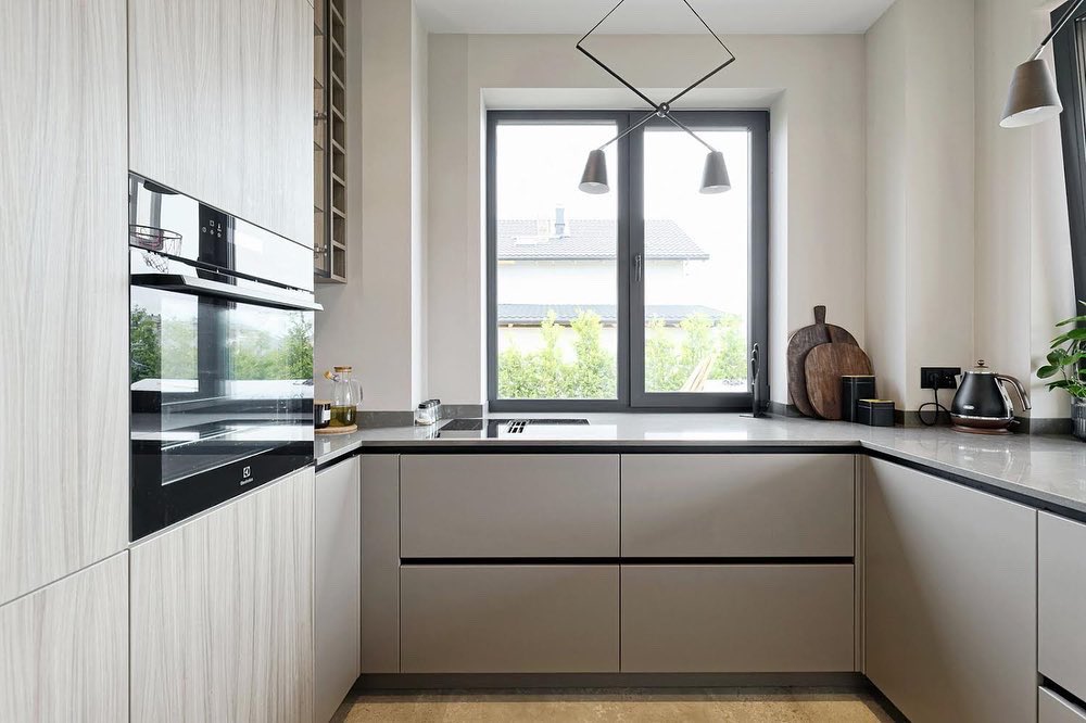 Apskati vienu no mūsu jaunākajiem darbiem! Daudzfunkcionāla virtuve pelēcīgos toņos ar patīkamu eleganci.

Lasīt vairāk par šo projektu var rakstā: virtuves.lv/virtuves-mebel…

#interjeradizains #mebeles #virtuves #dizains #interjers #interior #scandinaviandesign #kitchen #furniture