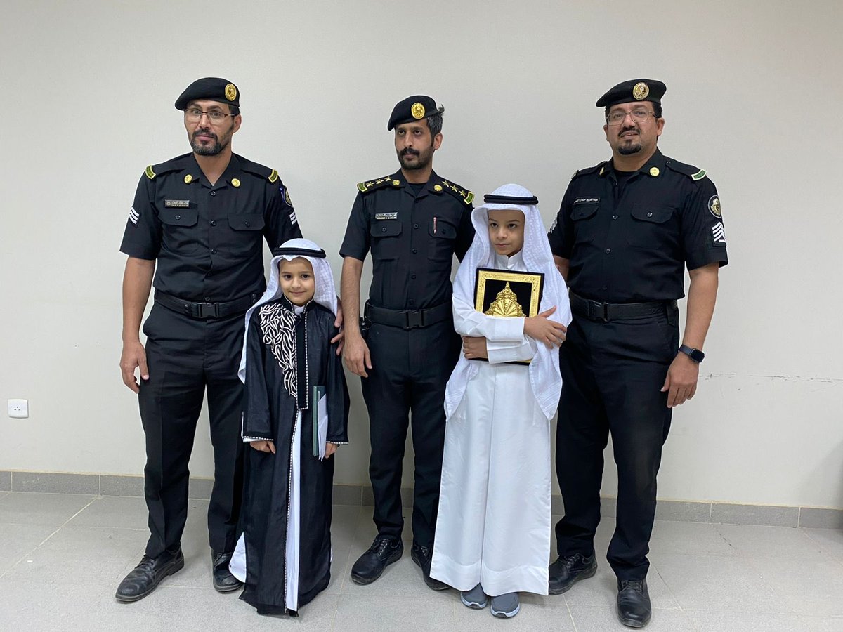 بلفتة إنسانية استقبل سعادة قائد دوريات الامن بمحافظة حفرالباطن العقيد عوض لفاء المطيري ابناء الزميل/محمد صبار الظفيري رحمة الله وتقديم شهادات تهنئة نجاحهم في المرحلة الابتدائية وهم عبدالله ٩ سنوات ومساعد ٧ سنوات.ومثل هذه المبادرات حث عليها ديننا ولاة امرنا وقاداتنا حفظهم الله .