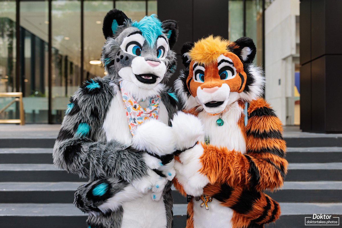 Tails are important! 
#FursuitFriday 

📷: @DoktorTheHusky 
✂️: <a href="/FursuitsByLacy/">Fursuits By Lacy</a>