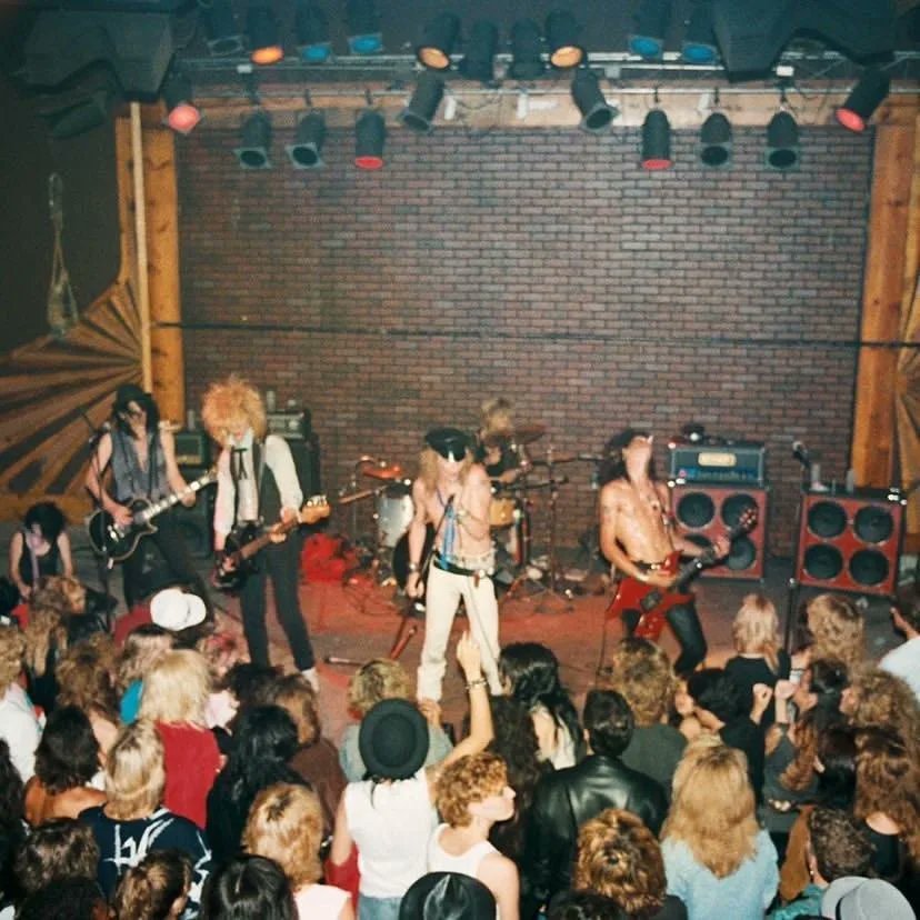 First50GigsS's tweet image. Desde Fairfax High hasta los días dorados de Hollywood y el Sunset Strip, ahora una gira por la costa oeste, ha sido un viaje salvaje en la primera temporada y solo tenemos una pregunta: ¿cuál ha sido su episodio favorito de #First50Gigs hasta ahora? ¡Comenten sus respuestas!