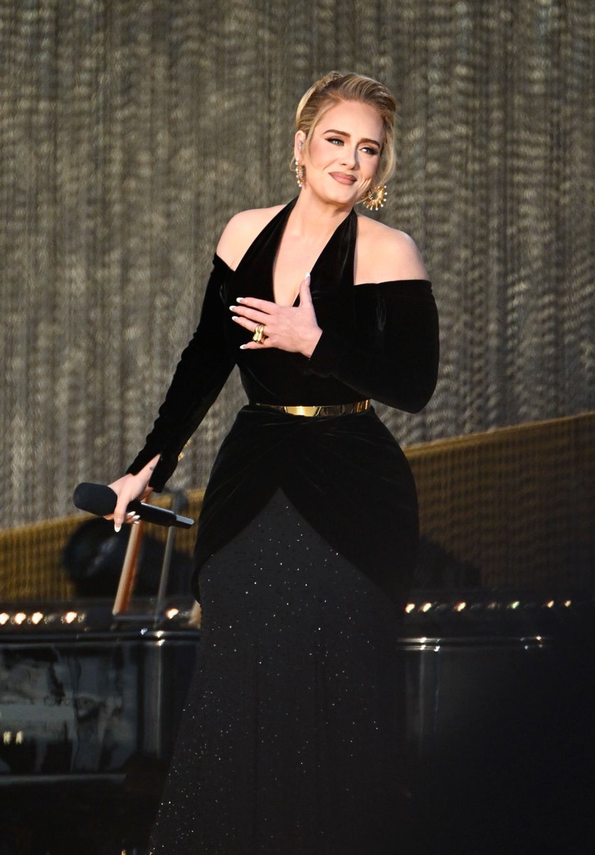 DayOneAdeleFans's tweet image. RT if you are BLISSED OUT hearing Adele sing for us again!😍

Photo @GarethGetty 

#AdeleBST #AdeleHydePark #BSTHydePark