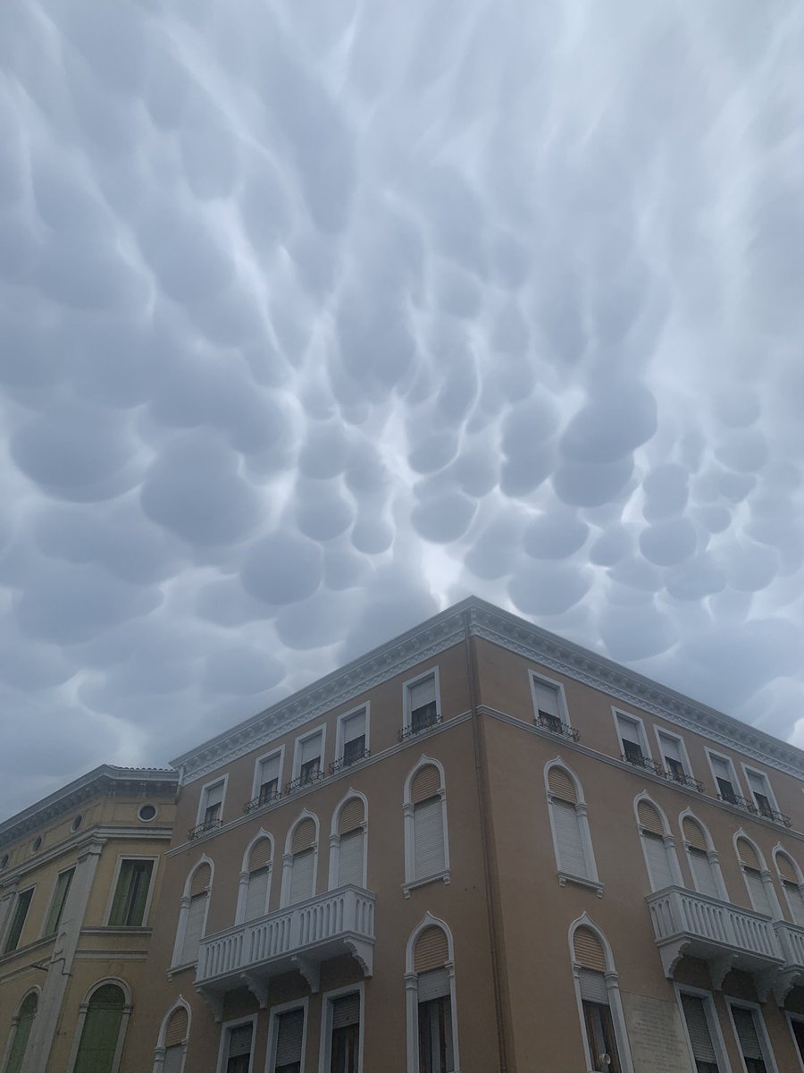 kvictoria_tc's tweet photo. Dejaré fotitos de las nubes de hoy por aquí por que no las supero 🤯 https://t.co/0ylBarMyzO