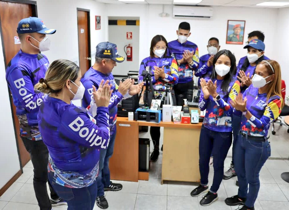 💯 Equipo de Gestión Comunicacional del Puerto de La Guaira recibe dotación de nuevos equipos para el desarrollo de las actividades gracias a la gestión portuaria eficiente que desarrolla #Bolipuertos a través del G/D. <a href="/IrwinAscanio/">Irwin Ascanio</a> #01Julio