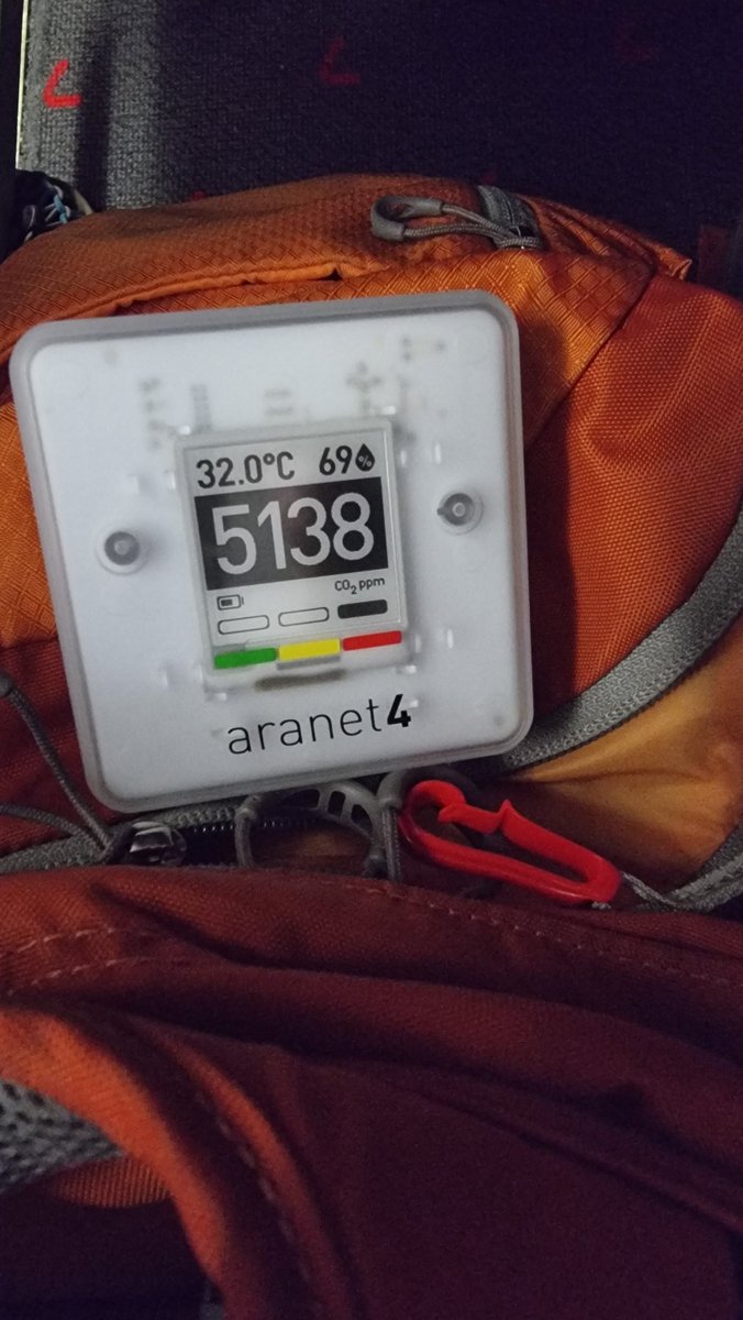 Kā legāli spīdzināt pilnu lidmašīnu ar cilvēkiem? 25 minūtes šādi. Durvis ciet, dzinēji (un līdz ar to ventilācija un AC) off. Covid garantēts, ne? #ryanair #rix #aranet4