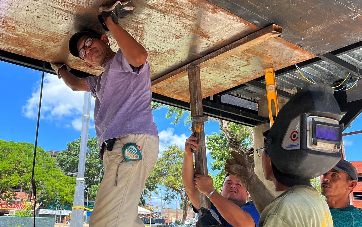 anafuentespsuv's tweet photo. ¡Ahora en Maturín también contaremos con paradas inteligentes!✅
Sabemos que a diario nuestros ciudadanos utilizan estos espacios y es necesario que tengan áreas cómodas, dignas y bonitas para esperar el transporte.
#paradasinteligentes #ciudad @NicolasMaduro @ErnestoLunaPsuv https://t.co/8r84neaO50