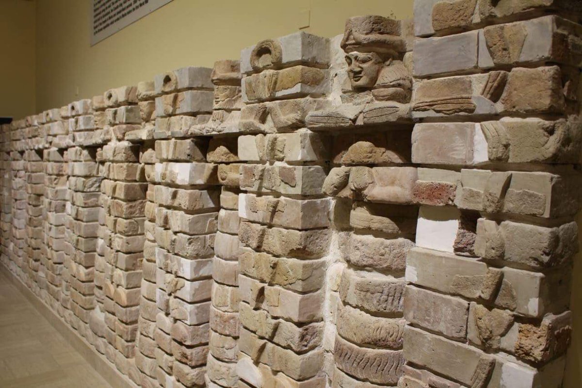 A wall from bircks in the from of buttresses and recesses 
this wall is a one parts of the façade of Temple INANNA 𒀭 𒈹

warka(suthern Mesopotamia), Dated to the kassite period ,in the reign of the king (karandash)(1445-1427 B.C).
 Iraq Museum - Baghdad 
📸<a href="/Alkinani_nabel/">نبيل الكناني</a>