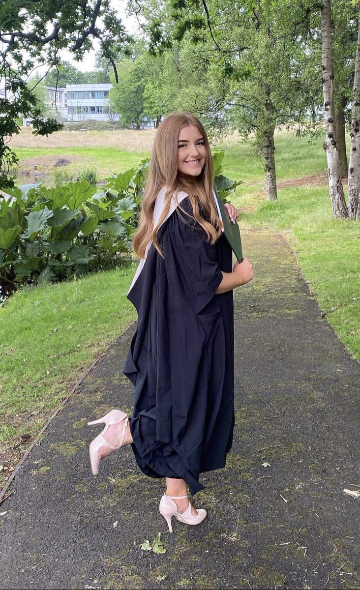 Congratulations to former <a href="/StLukesHigh/">St Luke’s High School</a> pupil Anna Nicoll who recently graduated from Stirling University with a 2:1 in English Literature. #proud #alumni 😊