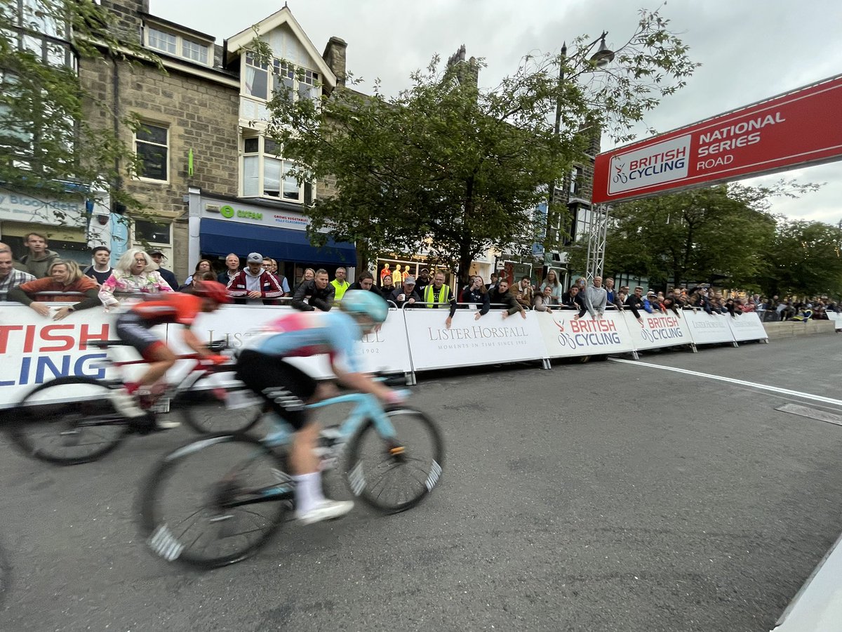 AnIlkleyDiary's tweet photo. A sprint finish at #Ilkey Cycle Races. https://t.co/8xnioUxdRY