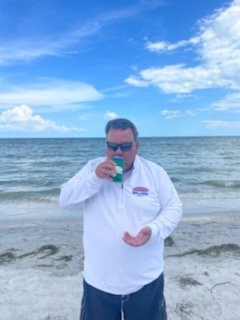 ChrisStuckey6's tweet photo. When I am in Fenton i hit up my favorite place and get the best trashed chicken wings in town and stop by for "just one" ice cold Bud Light. I can always count on a friendly hello from Chuck Nash. Stop by and tell him hello. #fentonbarandgrill #fbag #fbg https://t.co/nq5CykueI7