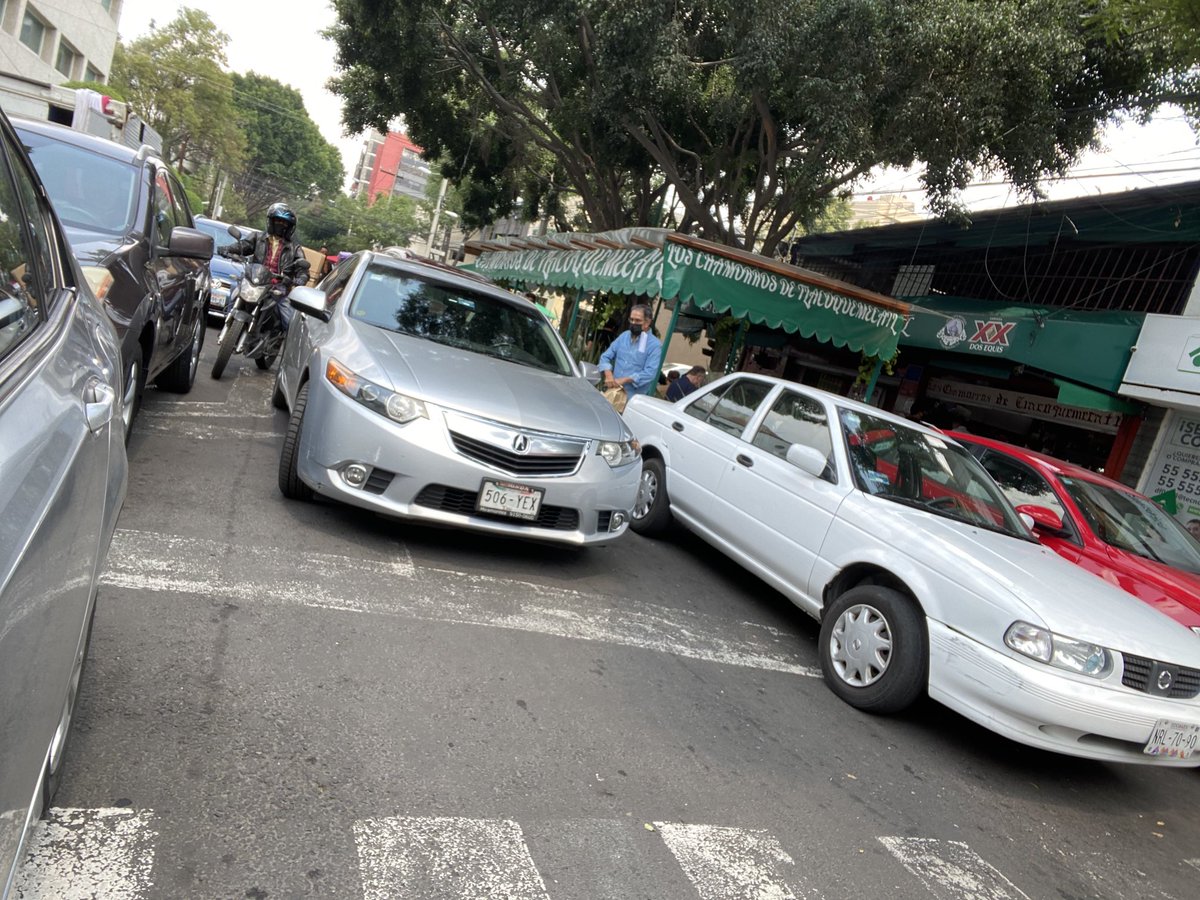 Tres carriles ocupados por culpa de #loschamorrosdetlacoquemecatl ⁦<a href="/OVIALCDMX/">OVIAL_SSCCDMX</a>⁩ ⁦<a href="/SSC_CDMX/">SSC CDMX</a>⁩ ⁦<a href="/UCS_GCDMX/">Unidad de Contacto del Secretario SSC CDMX</a>⁩ ⁦<a href="/BJAlcaldia/">Alcaldía de Benito Juárez</a>⁩ ⁦<a href="/tlacodelvalle/">Tlacoquemécatl Del Valle</a>⁩ ⁦@Tlaco_DelValle⁩ ⁦<a href="/supercivicosmx/">Los Supercívicos</a>⁩ semáforo de pandemia en verde y siguen con mesas en calle.