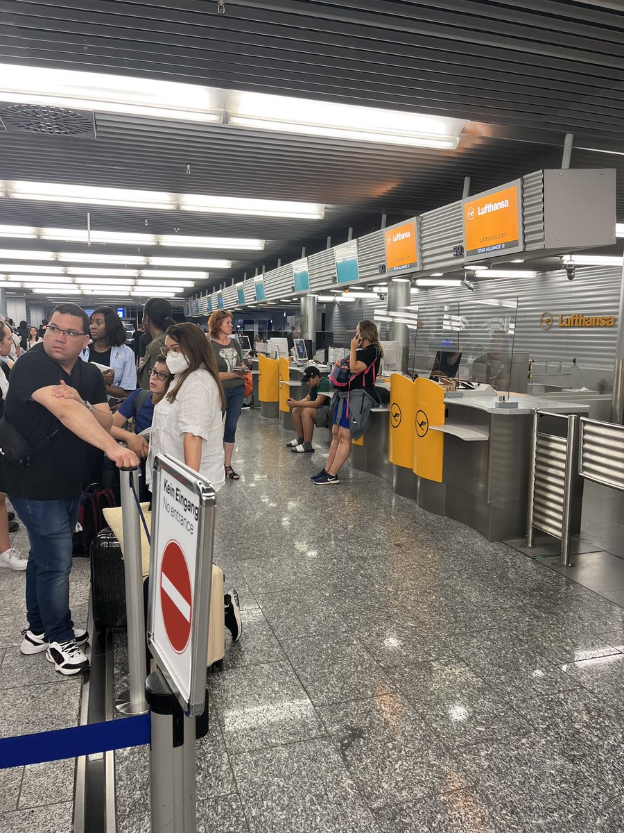 AvnerFinberg's tweet photo. @Ms_cata_lina @lufthansa 7 pm - no representatives at the counter https://t.co/ZgEIzLNTiK