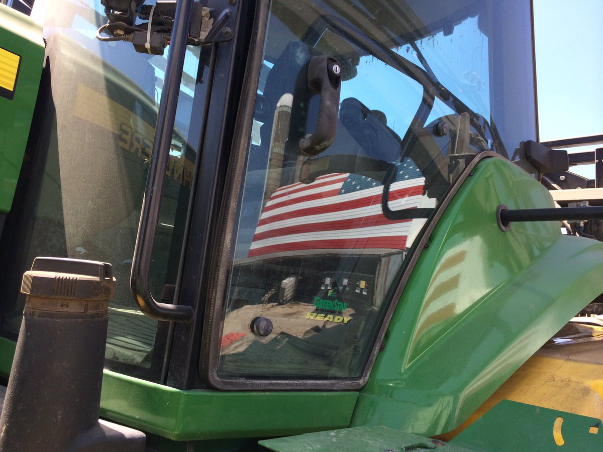 FLOLOfarms's tweet photo. @JohnDeere @Deere_Salesman Hopefully we raise the bar?
Probably wonβt get any @apasztor82 clean sticker yet cause I can see the dust from hereβ¦
But beat me in kewl factor with anything under a 34x84 πΊπΈ
#allFlagsMatter https://t.co/eEoQK1UuTB