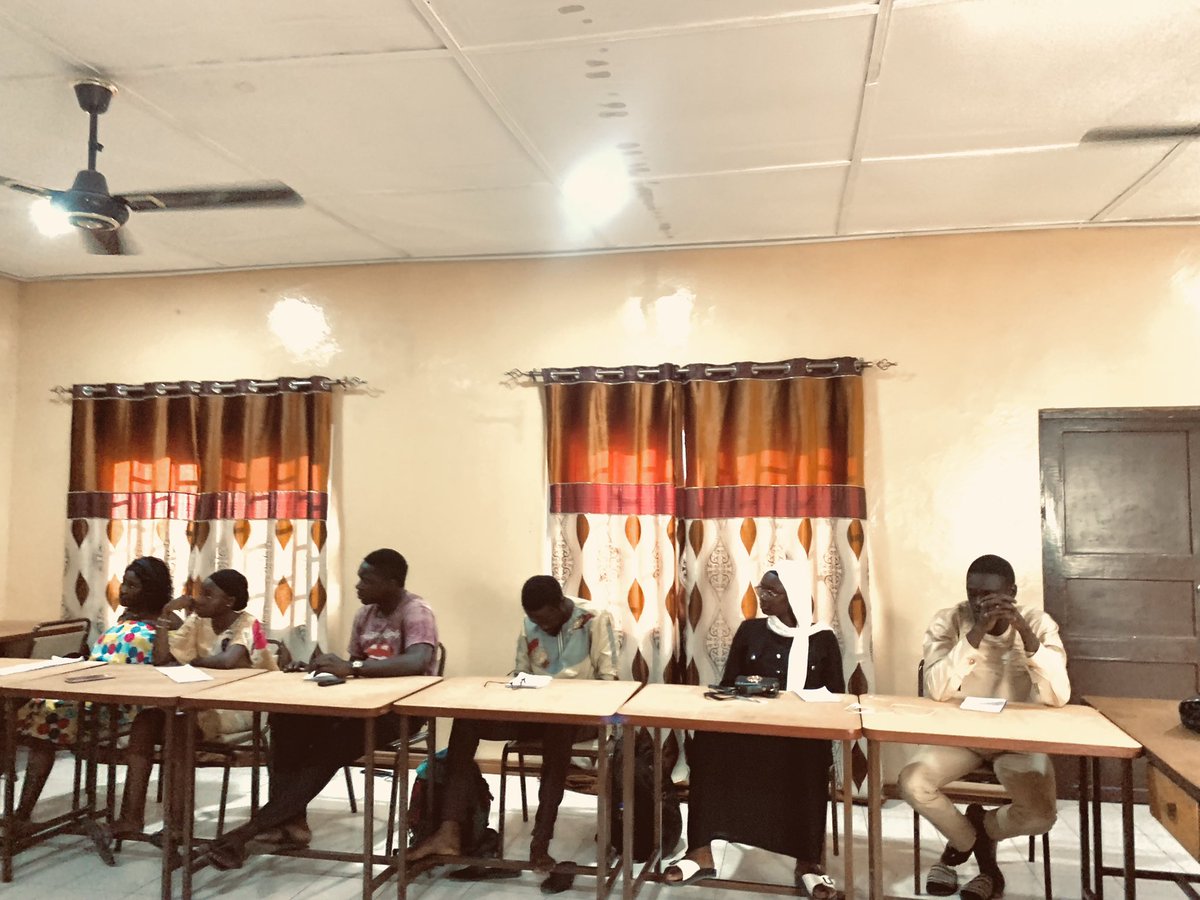 LawkaG's tweet photo. 21 DAYS OF #PROJECT21 : Day 17❣️
@tima_geee took our participants through a CV writing Session 🙌🥰. We want our participants to leave this space well developed for the next stages of their lives especially career wise 🙌 #21Days #21daysofproject21 #youthdevelopment https://t.co/dOdkclJqMv