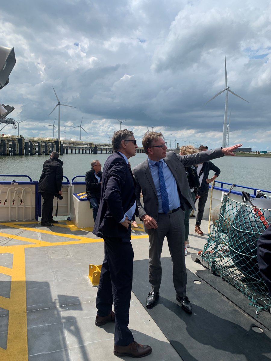 GroningerHavens's tweet photo. Mooie afsluiting van de week met een bezoek van 🇩🇪 ambassadeur in Den Haag en 🇳🇱 ambassadeur in Berlijn aan de Eemshaven. Samenwerking in de grensregio is belangrijk, zeker op het gebied van #energie en #klimaat.

#energietransitie #waterstof #greenenergy #offshorewind #Eemshaven https://t.co/v0Ohi7QO2t
