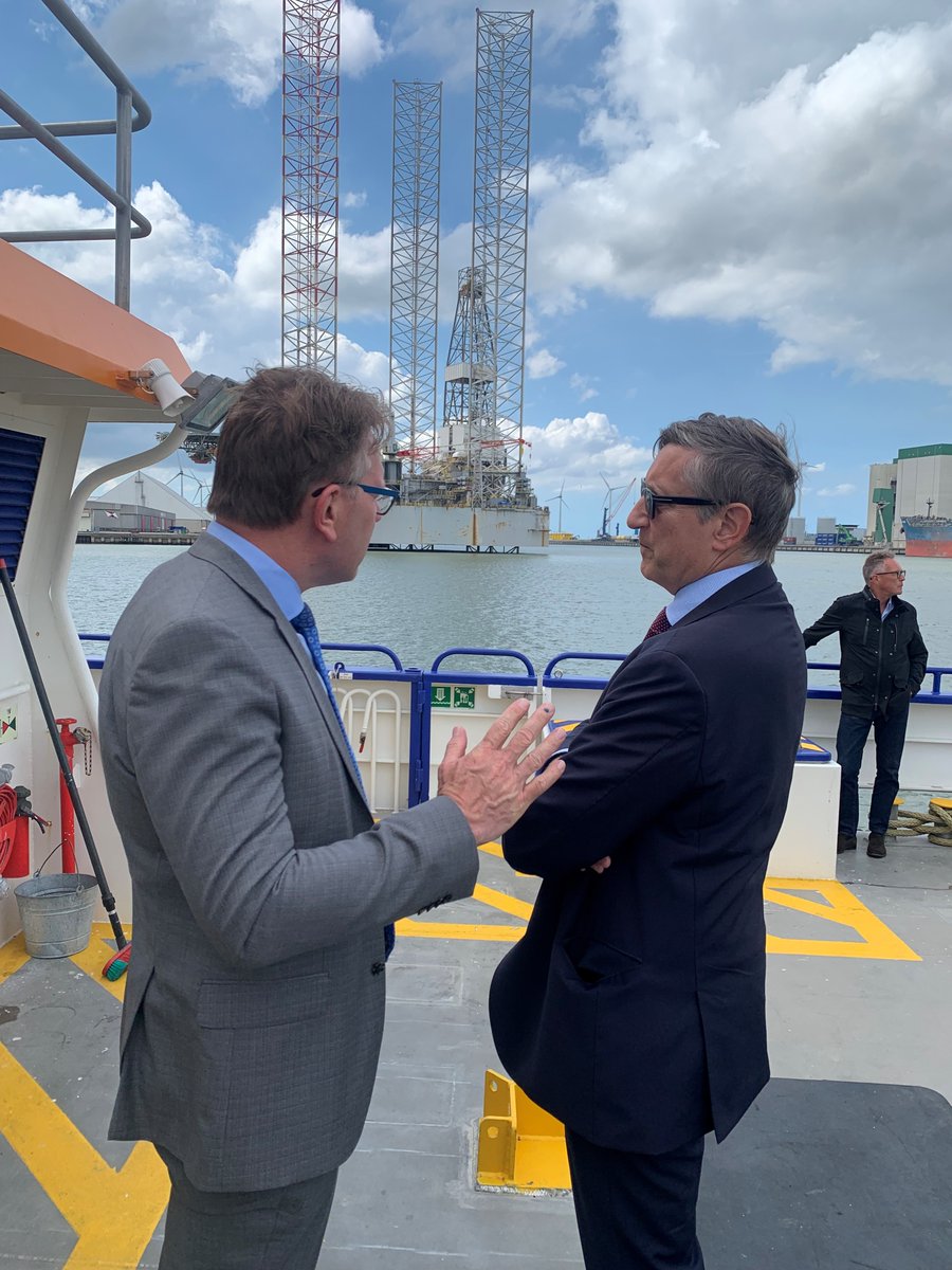 GroningerHavens's tweet photo. Mooie afsluiting van de week met een bezoek van 🇩🇪 ambassadeur in Den Haag en 🇳🇱 ambassadeur in Berlijn aan de Eemshaven. Samenwerking in de grensregio is belangrijk, zeker op het gebied van #energie en #klimaat.

#energietransitie #waterstof #greenenergy #offshorewind #Eemshaven https://t.co/v0Ohi7QO2t