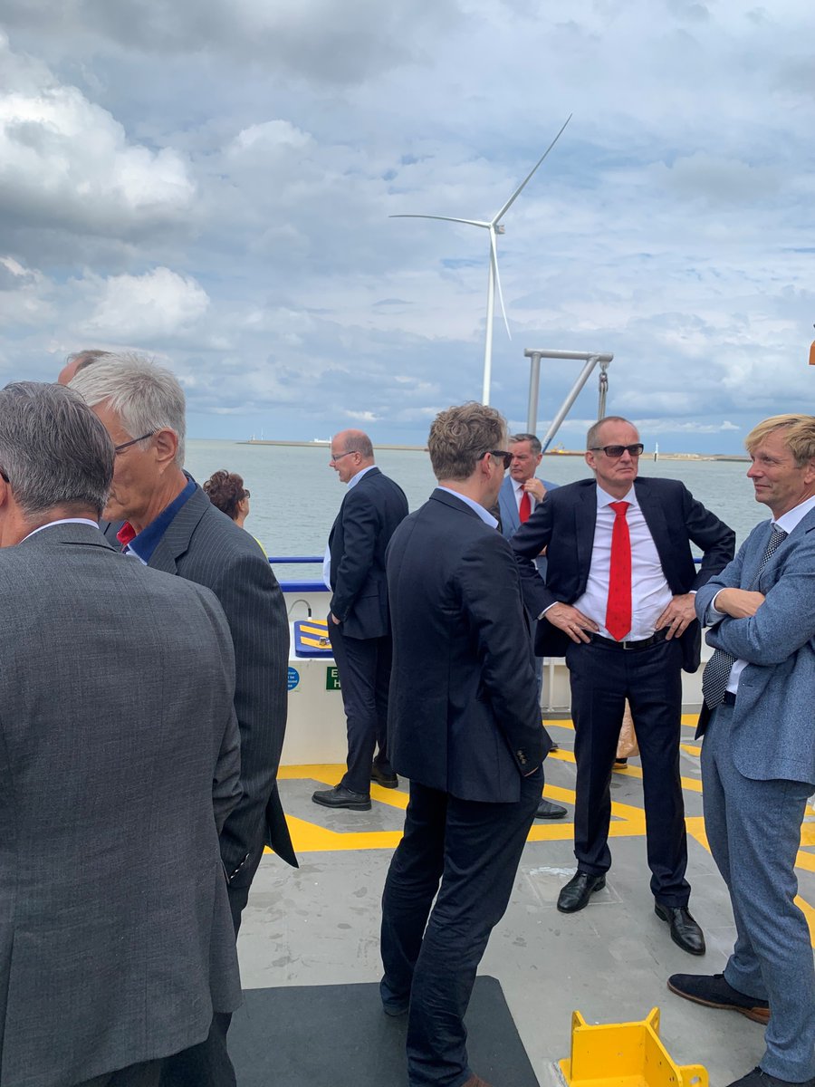 GroningerHavens's tweet photo. Mooie afsluiting van de week met een bezoek van 🇩🇪 ambassadeur in Den Haag en 🇳🇱 ambassadeur in Berlijn aan de Eemshaven. Samenwerking in de grensregio is belangrijk, zeker op het gebied van #energie en #klimaat.

#energietransitie #waterstof #greenenergy #offshorewind #Eemshaven https://t.co/v0Ohi7QO2t