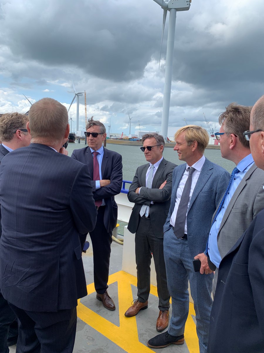 GroningerHavens's tweet photo. Mooie afsluiting van de week met een bezoek van 🇩🇪 ambassadeur in Den Haag en 🇳🇱 ambassadeur in Berlijn aan de Eemshaven. Samenwerking in de grensregio is belangrijk, zeker op het gebied van #energie en #klimaat.

#energietransitie #waterstof #greenenergy #offshorewind #Eemshaven https://t.co/v0Ohi7QO2t