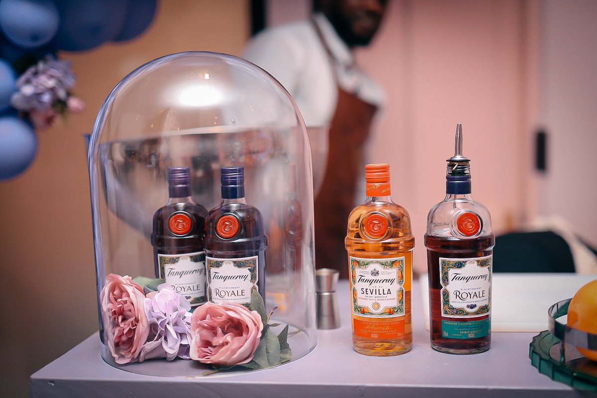 sthaxbuthez's tweet photo. indulge your senses with the new @TanquerayZA flavours. my fav is definitely the French Blackcurrent, it tastes like luxury 😍. 

#UnmistakablyTanqueray #HDJ2022 #TanquerayRoyale https://t.co/ndWIYVchhM