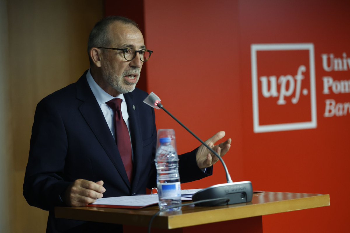 UPFBarcelona's tweet photo. Angel Rodrigo, director del Departament de @DretUPF, dóna la benvinguda als assistents i posa en valor que la fita que assoleixen avui els graduats és important, igual que el camí que han recorregut per aconseguir-la
#graduacioupf22 https://t.co/nMdo4vmrFh