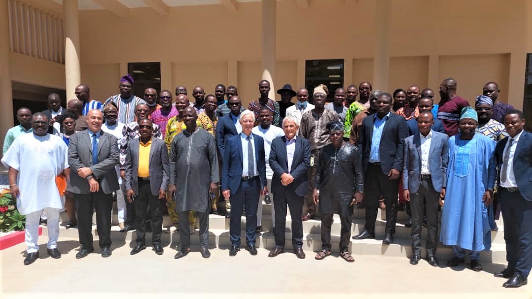 OcwarM's tweet photo. Clôture de la formation du #barreau du #Bénin ! 🇧🇯
👉 Durant 2j, 40 avocats ont été formés aux enjeux de LBC/FT propres à leurs professions.
En présence de nos partenaires de la @CiBarreaux, de l'@UniondesCarpa et de l'#UICA ⚖️ https://t.co/aMnUjvcg2A