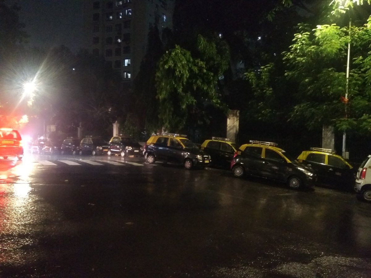 cfmagindia's tweet photo. @MTPHereToHelp Just to let you know that parking has moved from here to 100 meters to the left, where close to 100 taxis have been parked on both sides of the road including double park in the junction. Pls help! Location pin👉https://t.co/WwFXX72MXY https://t.co/jUUVsiyHME