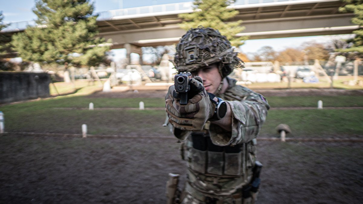 RiflesRegiment's tweet photo. The Glock 17 pistol came into service in 2013 when it replaced the Browning 9mm pistol. It is most effective at a range of between 10 and 25 metres. To stand up to an enemy that close asks a lot of someone, that’s why our Riflemen are #ChosenMen https://t.co/ptbnr2guvy