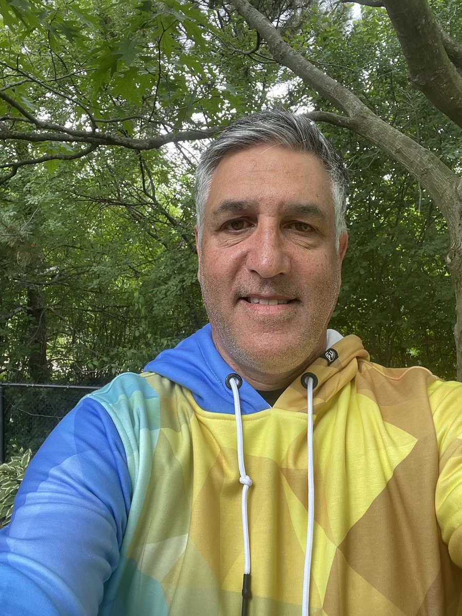 alanmclaren's tweet photo. Happy to participate in the Hoodie Selfie program.
Also, Happy Birthday to the man behind it @wbrettwilson
#freshhoodsforukraine
#slavaukraine
#standwithukraine
#wbrettwilson https://t.co/1ABF51qgjc