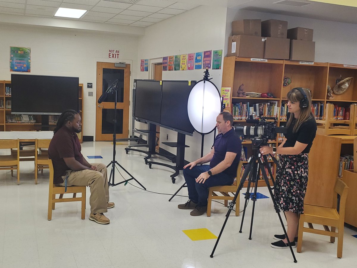TarHeelTeachers's tweet photo. The @ncedcorps is home to many caring adults who want to support high-impact literacy tutoring in their local elementary schools from military spouses, college students, licensed/retired educators, parents returning to the workforce, &amp; more! Apply today! https://t.co/OMKxUFCgog https://t.co/GPuSfbLG8A