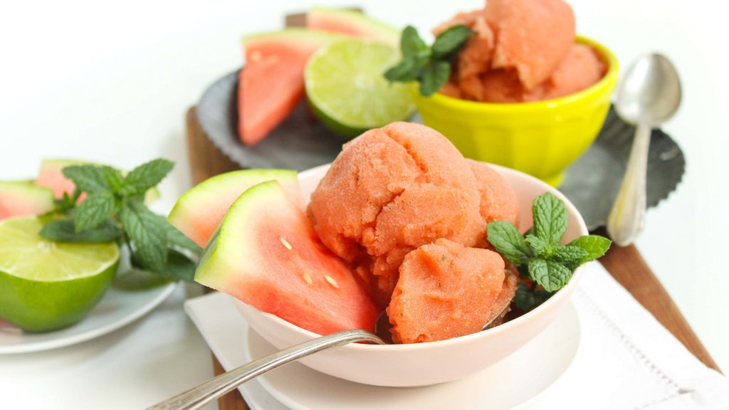 Looking for some festive and healthy 4th of July recipes? Check out this list of summery apps &amp; desserts--> fannetasticfood.com/healthy-4th-of…

#fourthofjuly #summerfood #rdchat